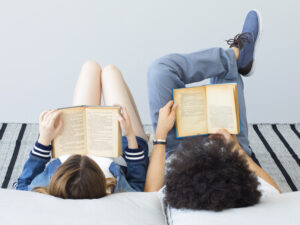 jovenes-cama-leyendo